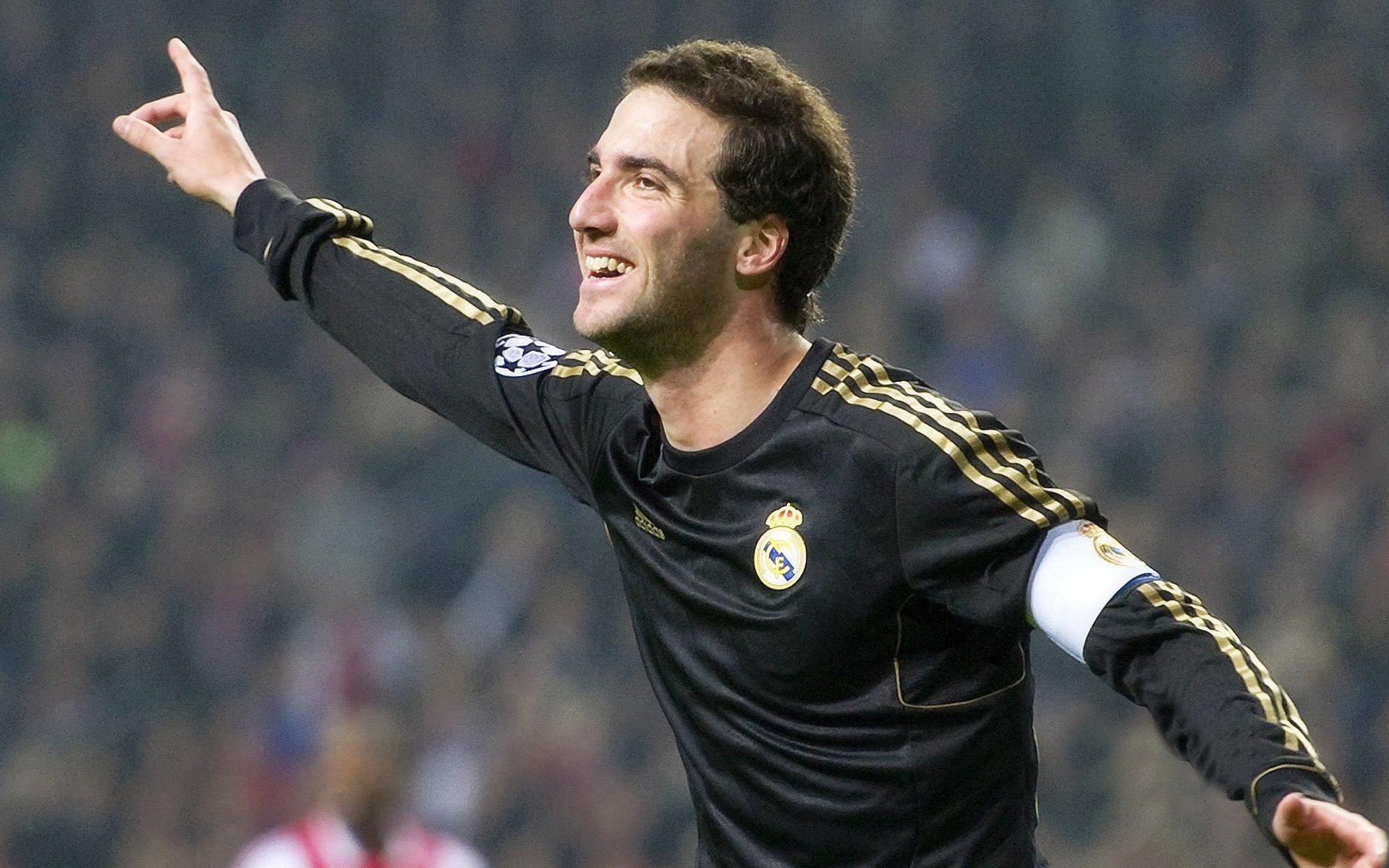 中国足球国家队加强团队凝聚力和心理建设，足球团队精神的重要性